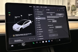 valkoinen Tesla Model 3 2023 kuva 21.