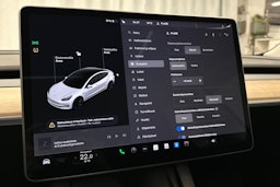 valkoinen Tesla Model 3 2023 kuva 22.