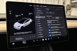 valkoinen Tesla Model 3 2023 kuva 23.