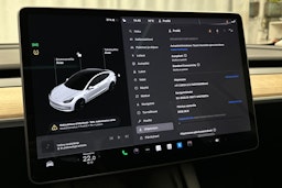 valkoinen Tesla Model 3 2023 kuva 24.