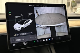 valkoinen Tesla Model 3 2023 kuva 25.