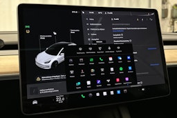 valkoinen Tesla Model 3 2023 kuva 26.