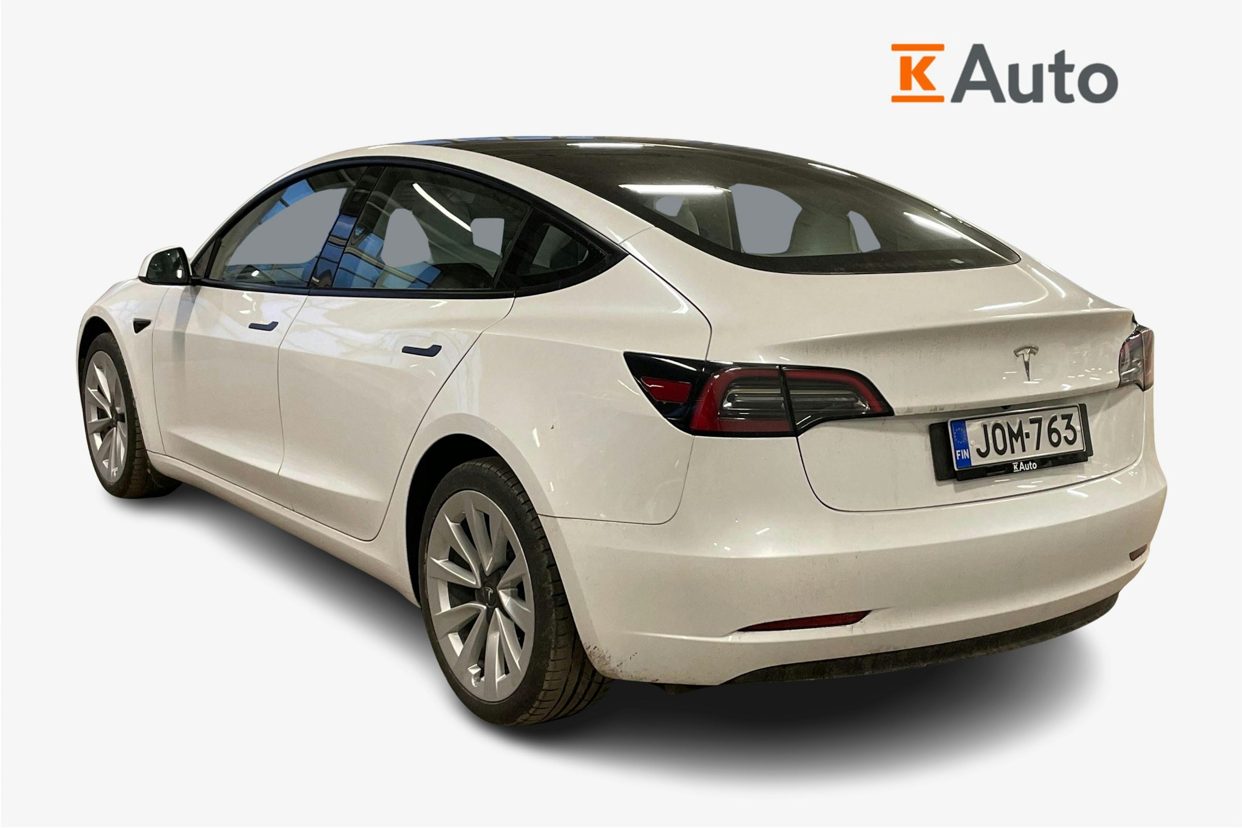 valkoinen Tesla Model 3 2023 kuva 2.