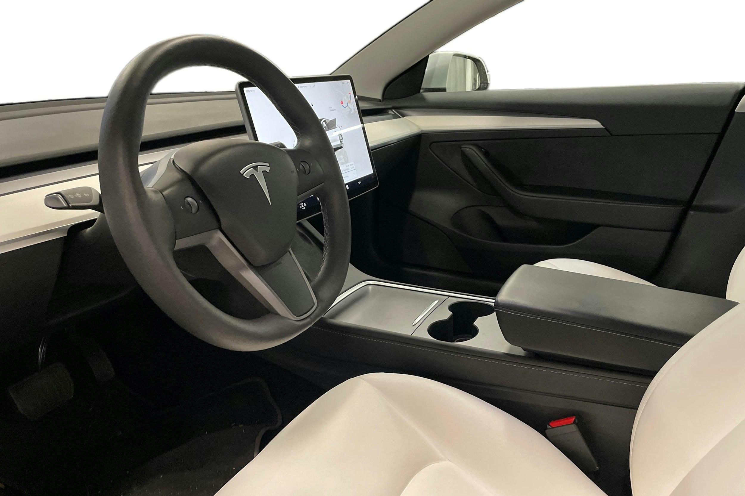 valkoinen Tesla Model 3 2023 kuva 3.