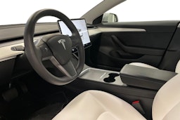 valkoinen Tesla Model 3 2023 kuva 3.