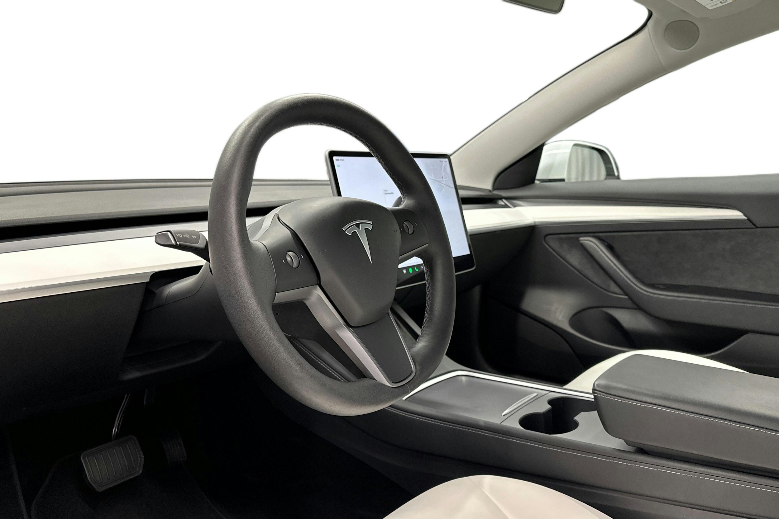 valkoinen Tesla Model 3 2023 kuva 7.