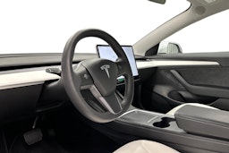 valkoinen Tesla Model 3 2023 kuva 7.