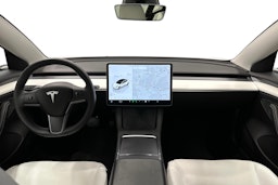 valkoinen Tesla Model 3 2023 kuva 9.