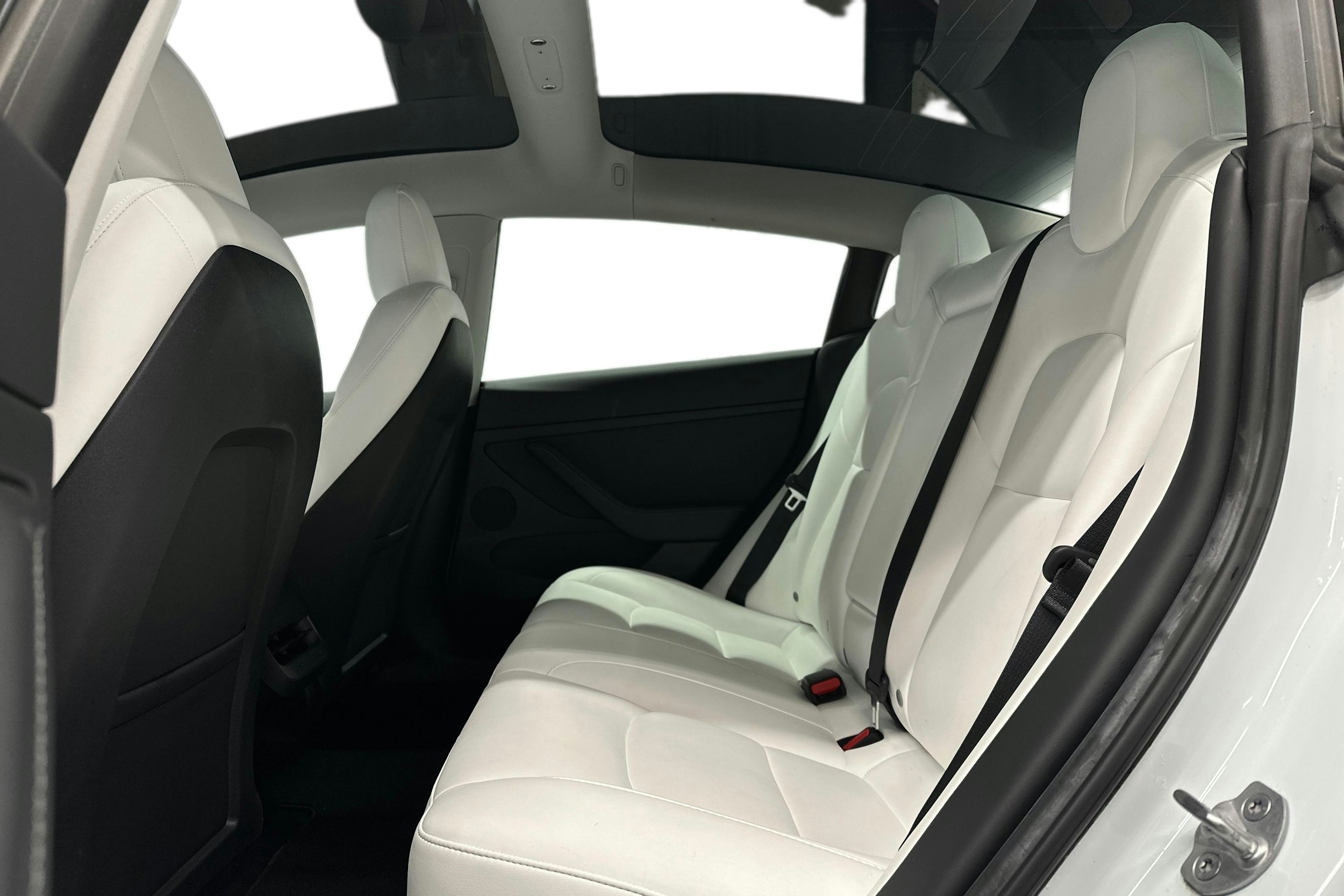 valkoinen Tesla Model 3 2023 kuva 10.