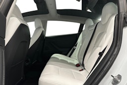 valkoinen Tesla Model 3 2023 kuva 10.
