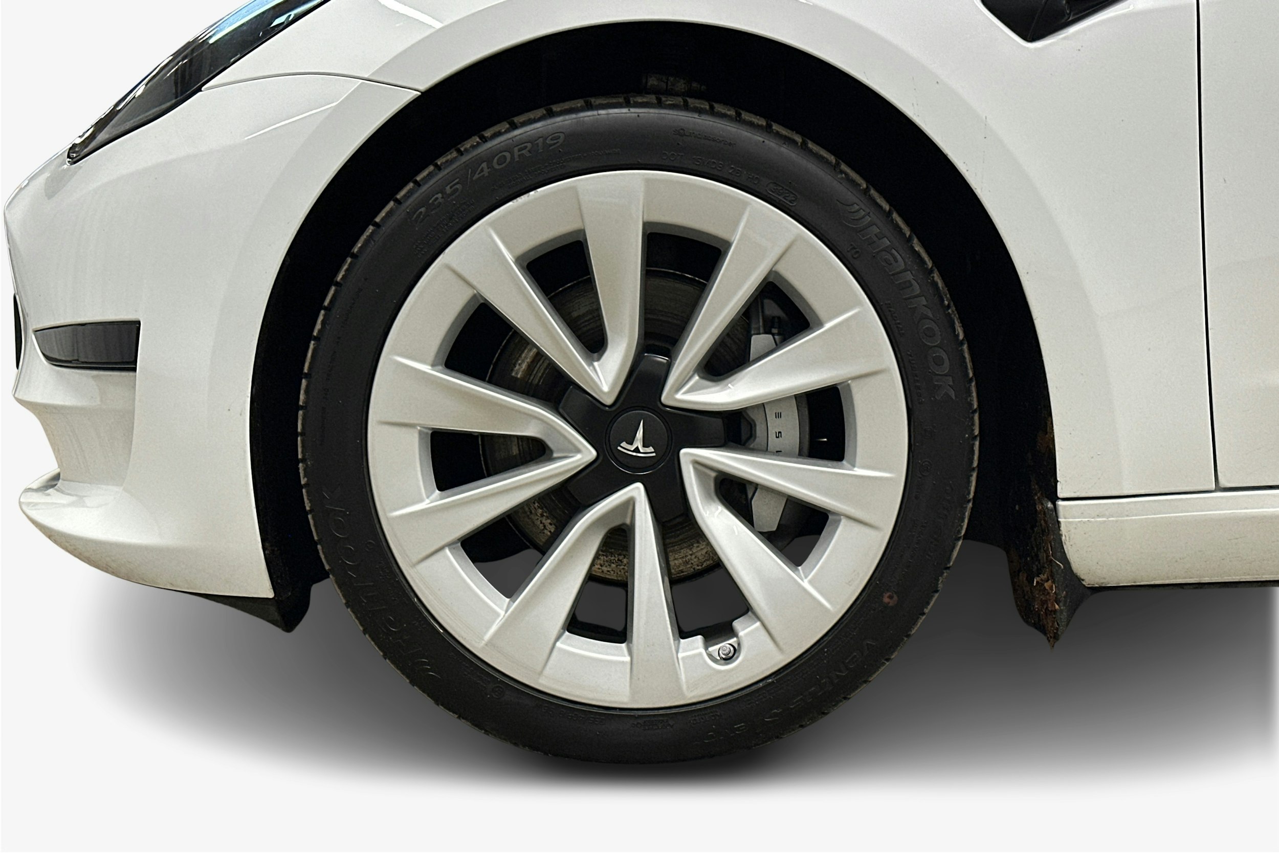 valkoinen Tesla Model 3 2023 kuva 11.