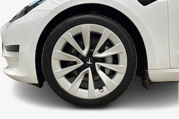 valkoinen Tesla Model 3 2023 kuva 11.