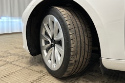 valkoinen Tesla Model 3 2023 kuva 13.