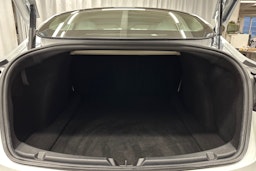 valkoinen Tesla Model 3 2023 kuva 14.