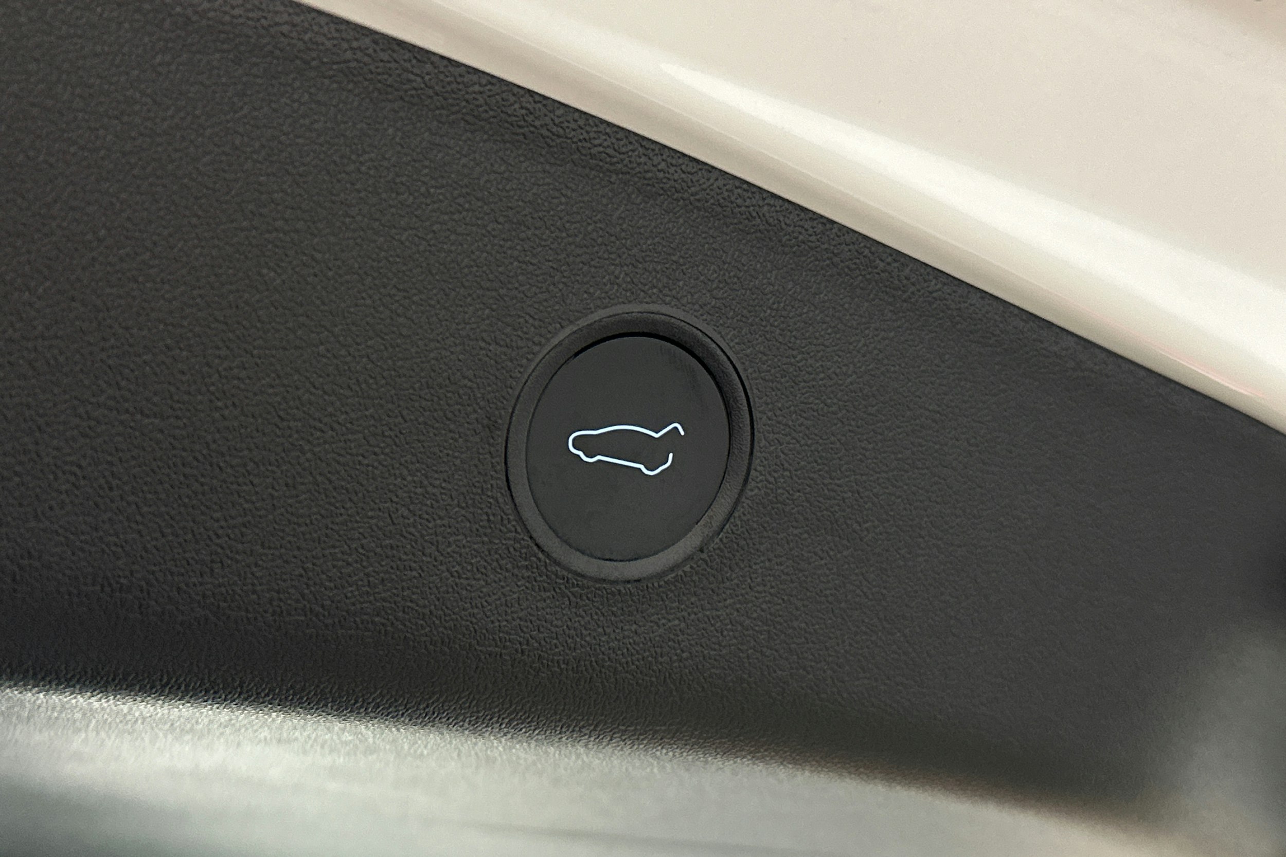 valkoinen Tesla Model 3 2023 kuva 15.