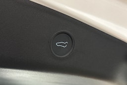 valkoinen Tesla Model 3 2023 kuva 15.