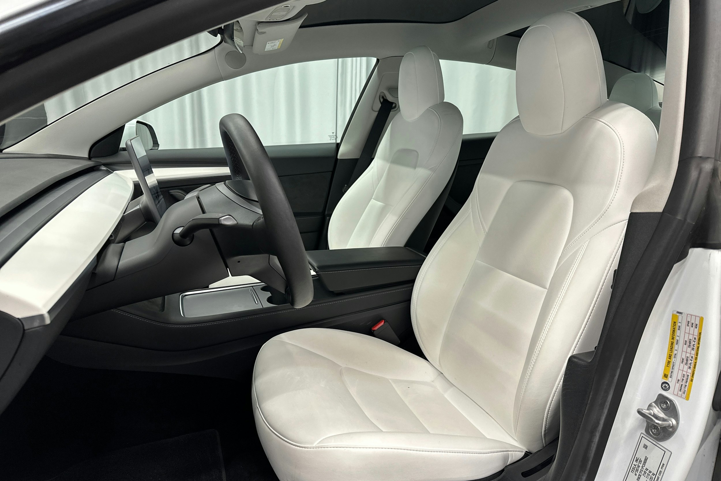 valkoinen Tesla Model 3 2023 kuva 16.