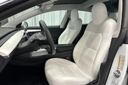 valkoinen Tesla Model 3 2023 kuva 16.