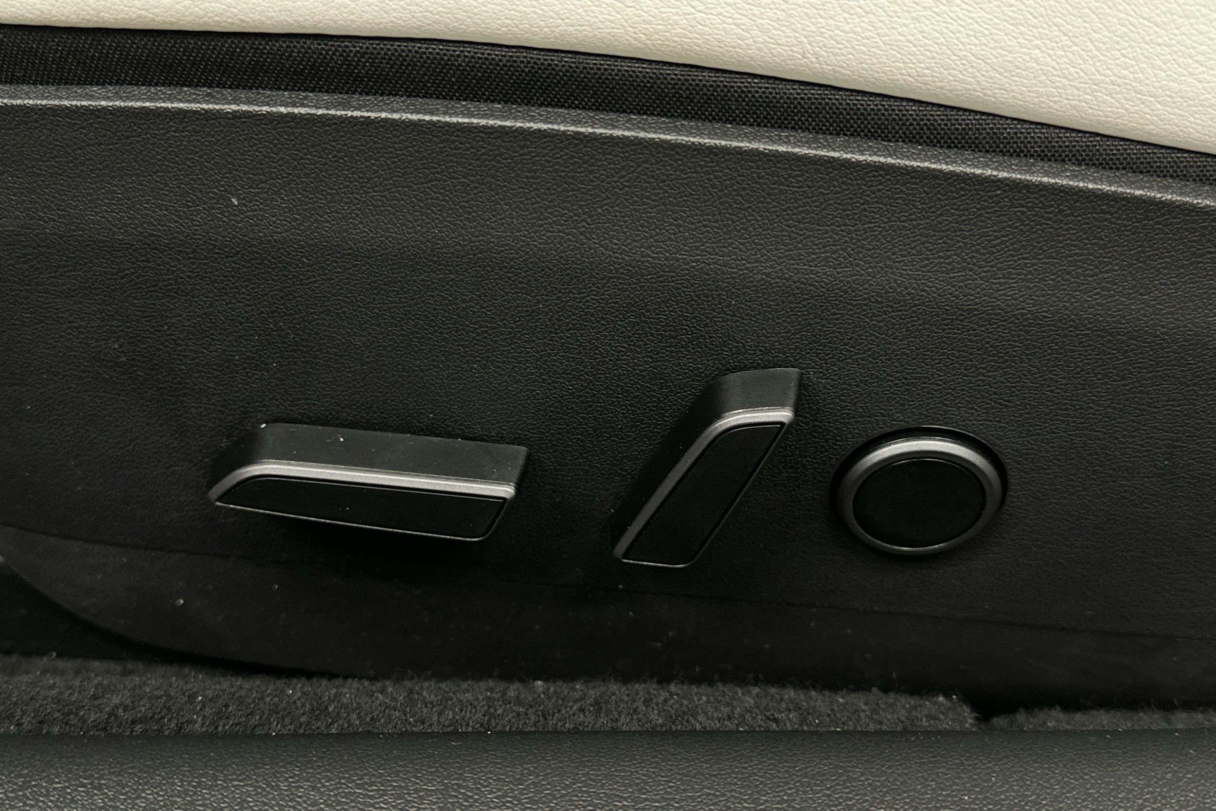 valkoinen Tesla Model 3 2023 kuva 17.