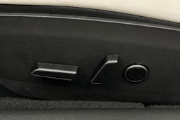 valkoinen Tesla Model 3 2023 kuva 17.