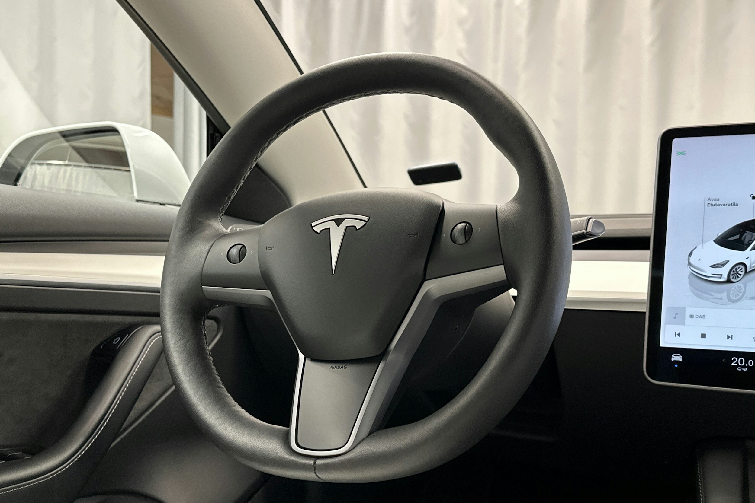 valkoinen Tesla Model 3 2023 kuva 18.