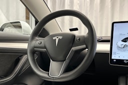 valkoinen Tesla Model 3 2023 kuva 18.