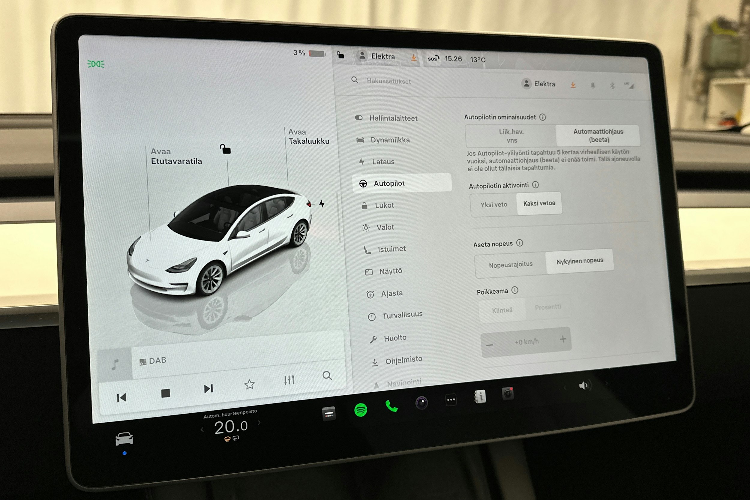 valkoinen Tesla Model 3 2023 kuva 19.