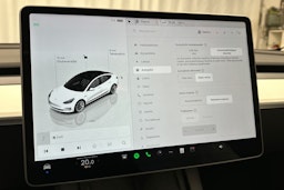 valkoinen Tesla Model 3 2023 kuva 19.