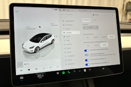 valkoinen Tesla Model 3 2023 kuva 21.