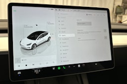 valkoinen Tesla Model 3 2023 kuva 22.