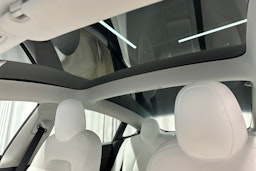 valkoinen Tesla Model 3 2023 kuva 26.