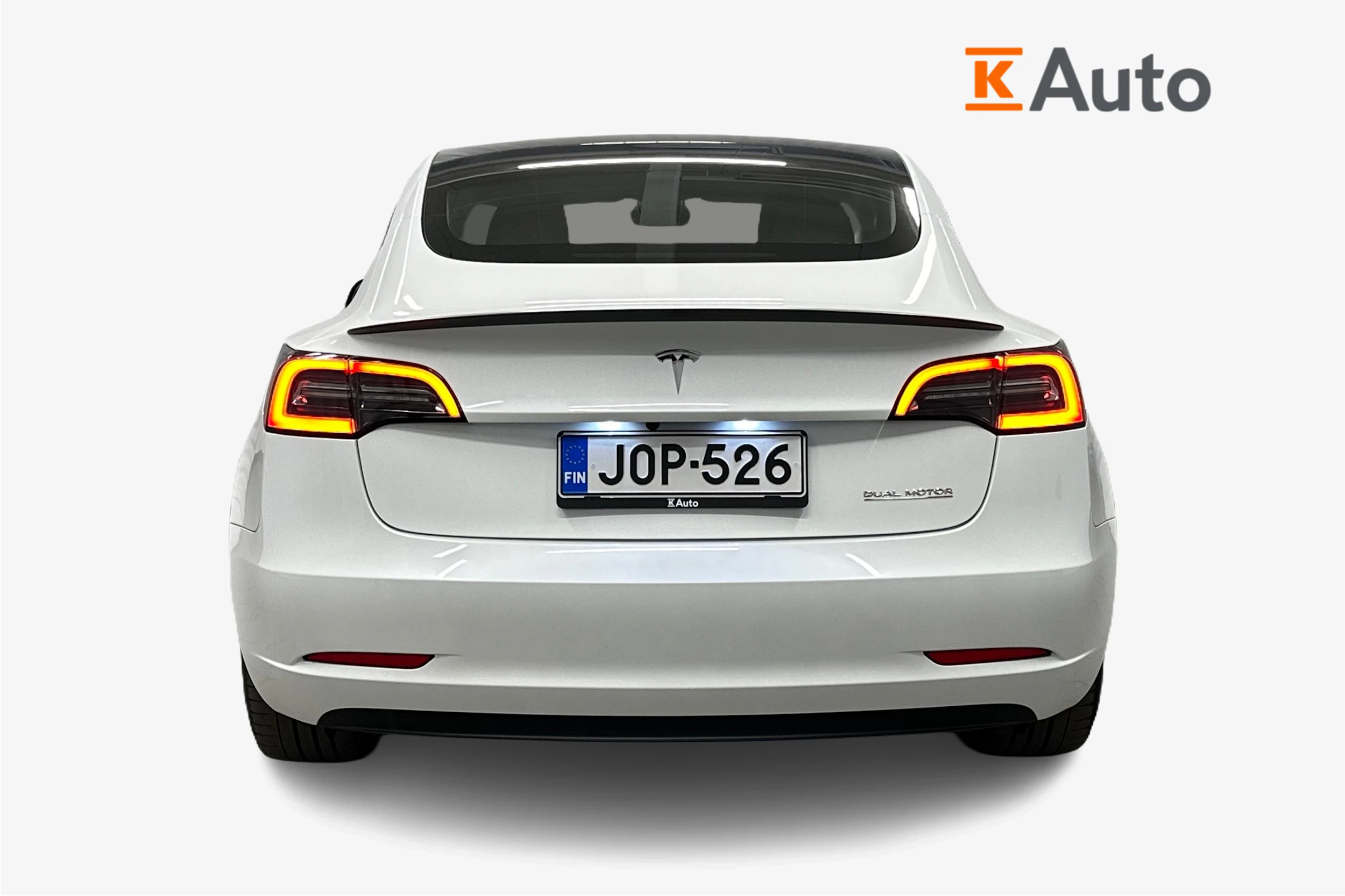 valkoinen Tesla Model 3 2023 kuva 4.