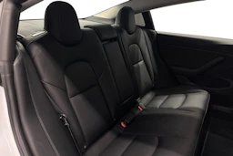 valkoinen Tesla Model 3 2023 kuva 11.