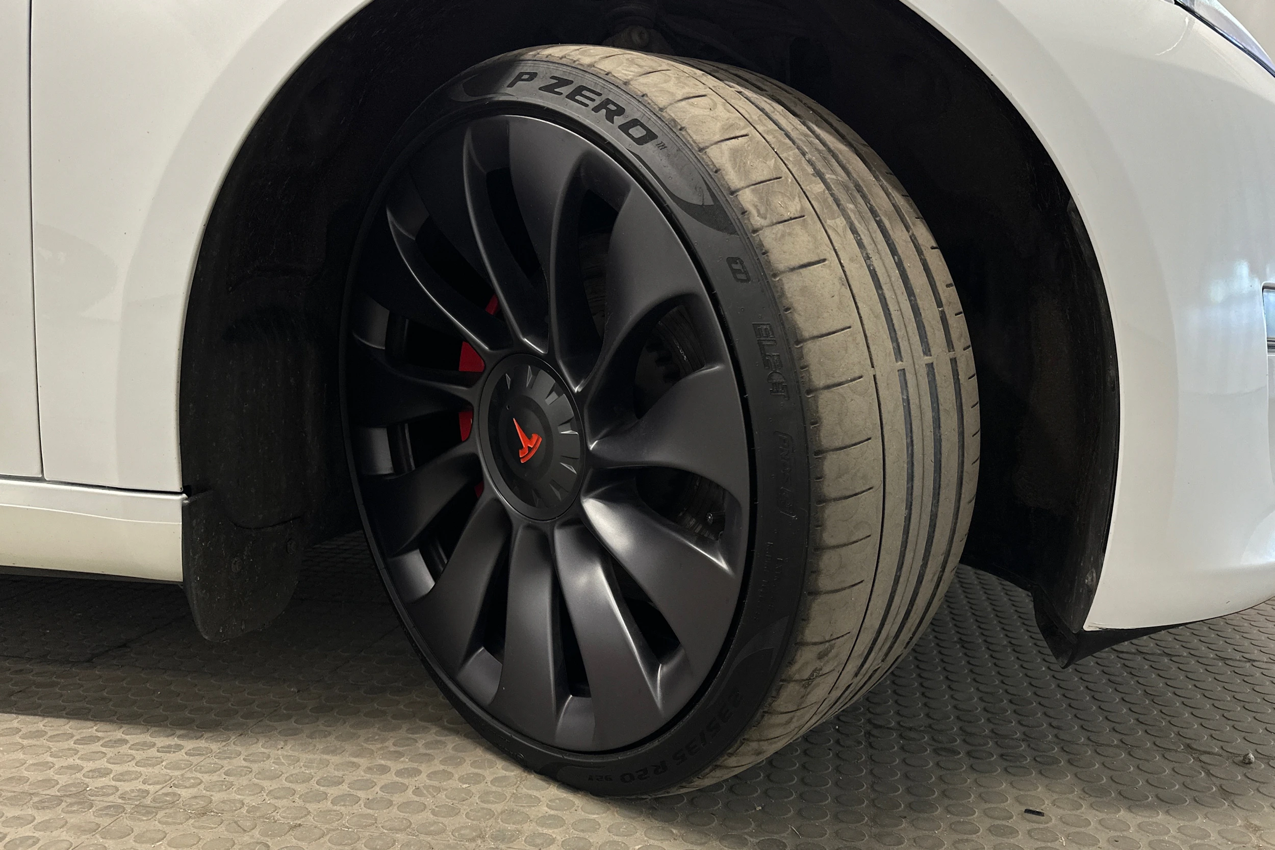 valkoinen Tesla Model 3 2023 kuva 13.