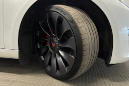 valkoinen Tesla Model 3 2023 kuva 13.