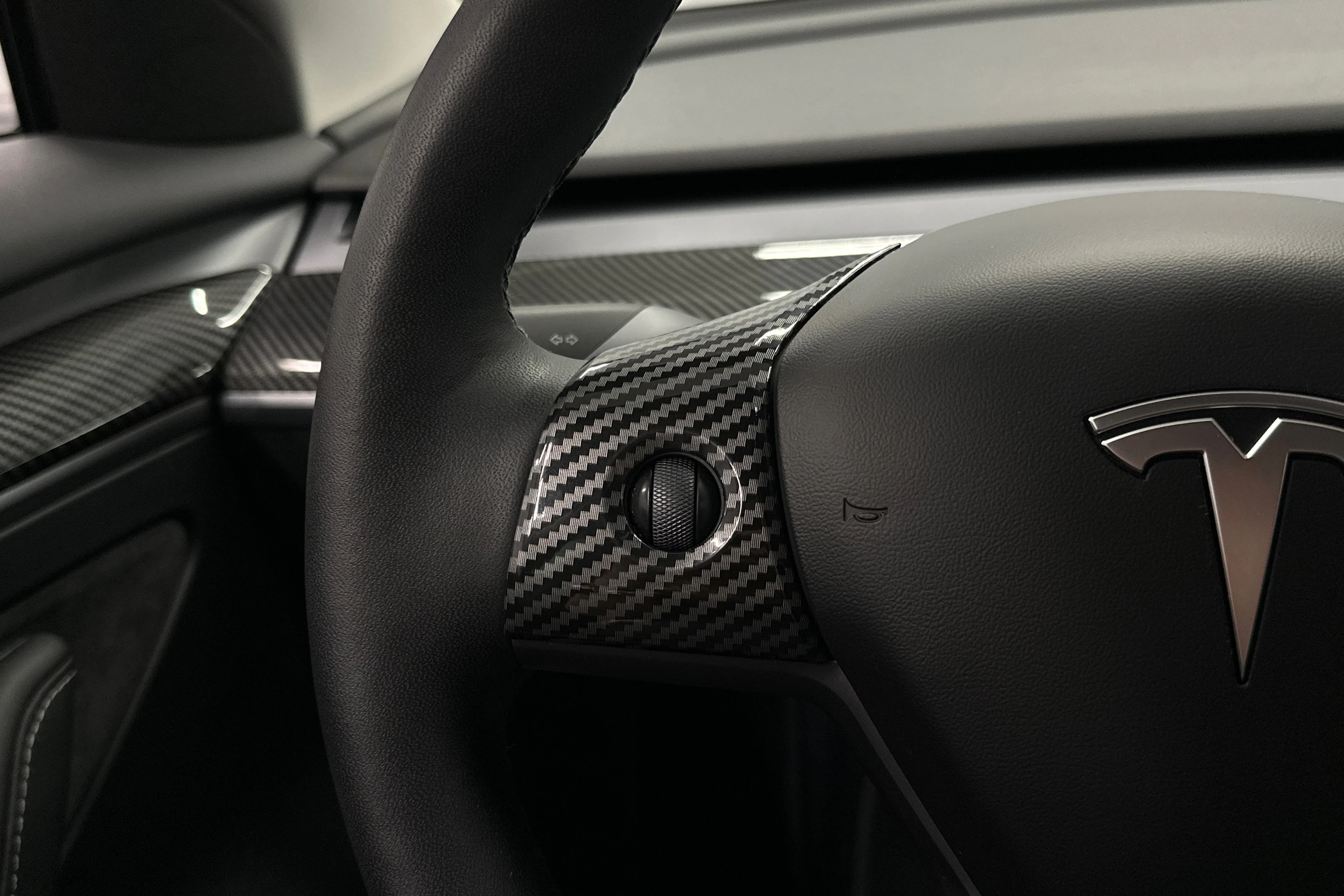 valkoinen Tesla Model 3 2023 kuva 15.