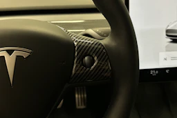 valkoinen Tesla Model 3 2023 kuva 16.