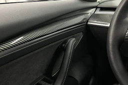 valkoinen Tesla Model 3 2023 kuva 17.