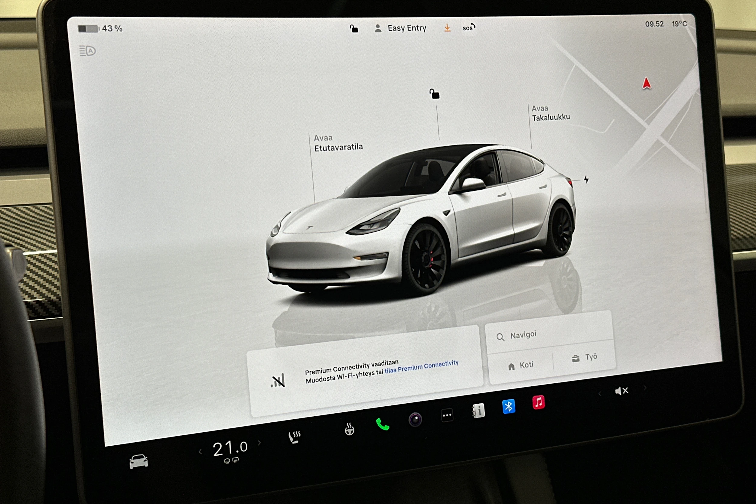 valkoinen Tesla Model 3 2023 kuva 18.