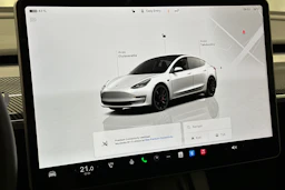 valkoinen Tesla Model 3 2023 kuva 18.