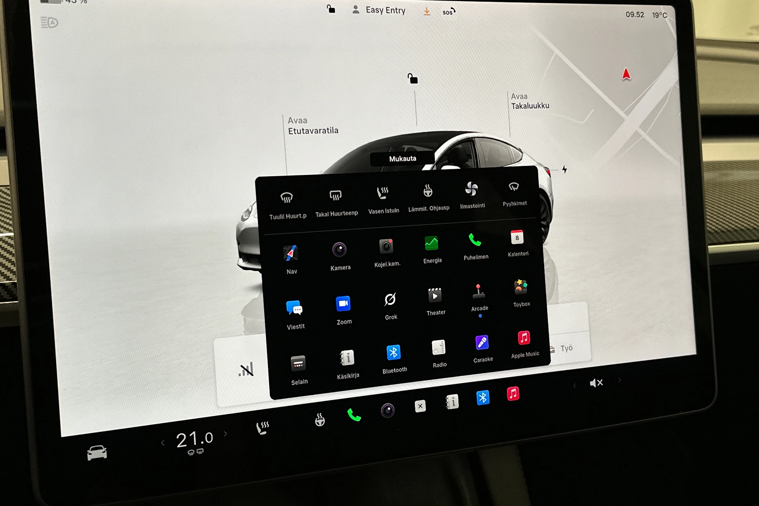 valkoinen Tesla Model 3 2023 kuva 19.