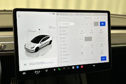 valkoinen Tesla Model 3 2023 kuva 20.