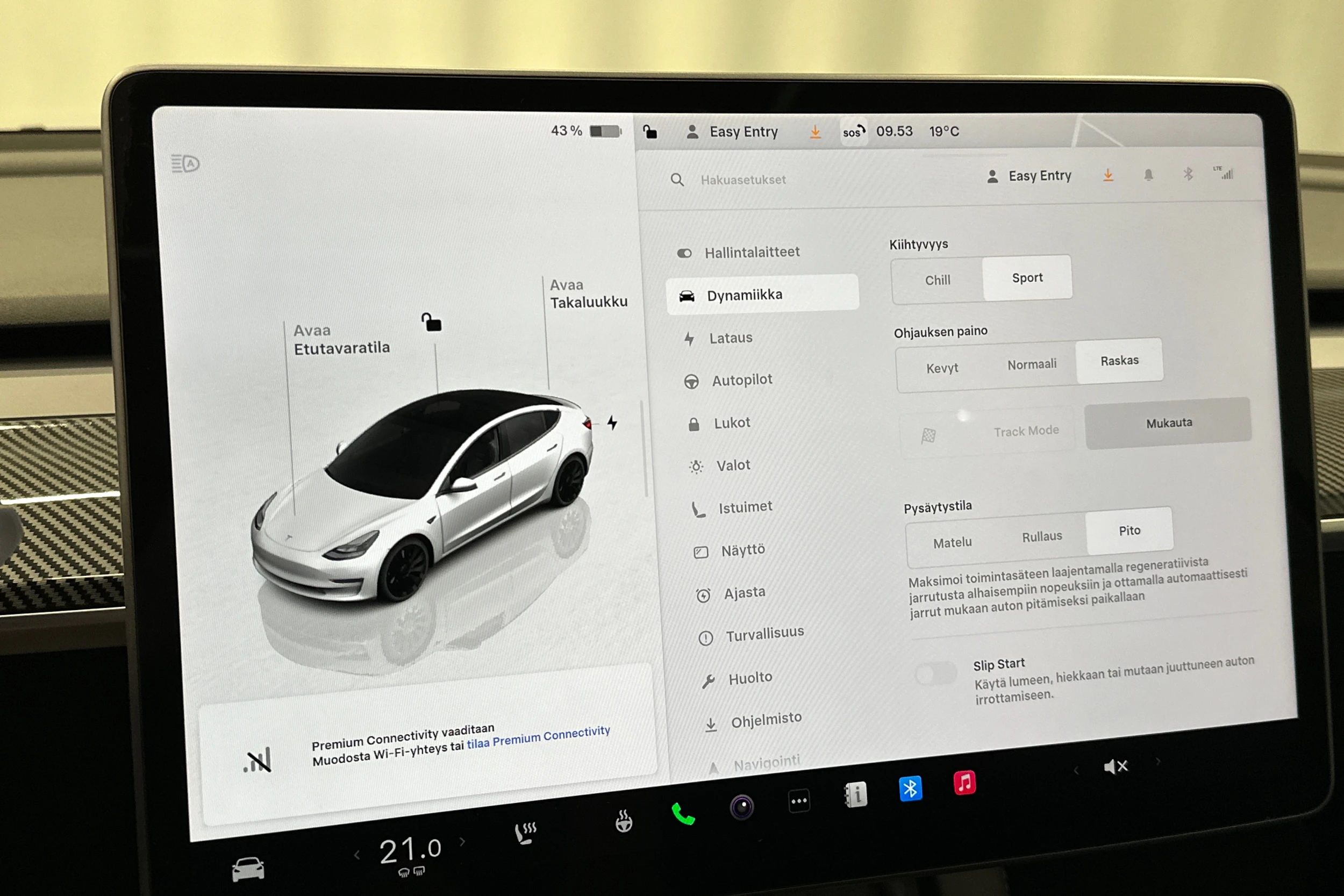 valkoinen Tesla Model 3 2023 kuva 21.