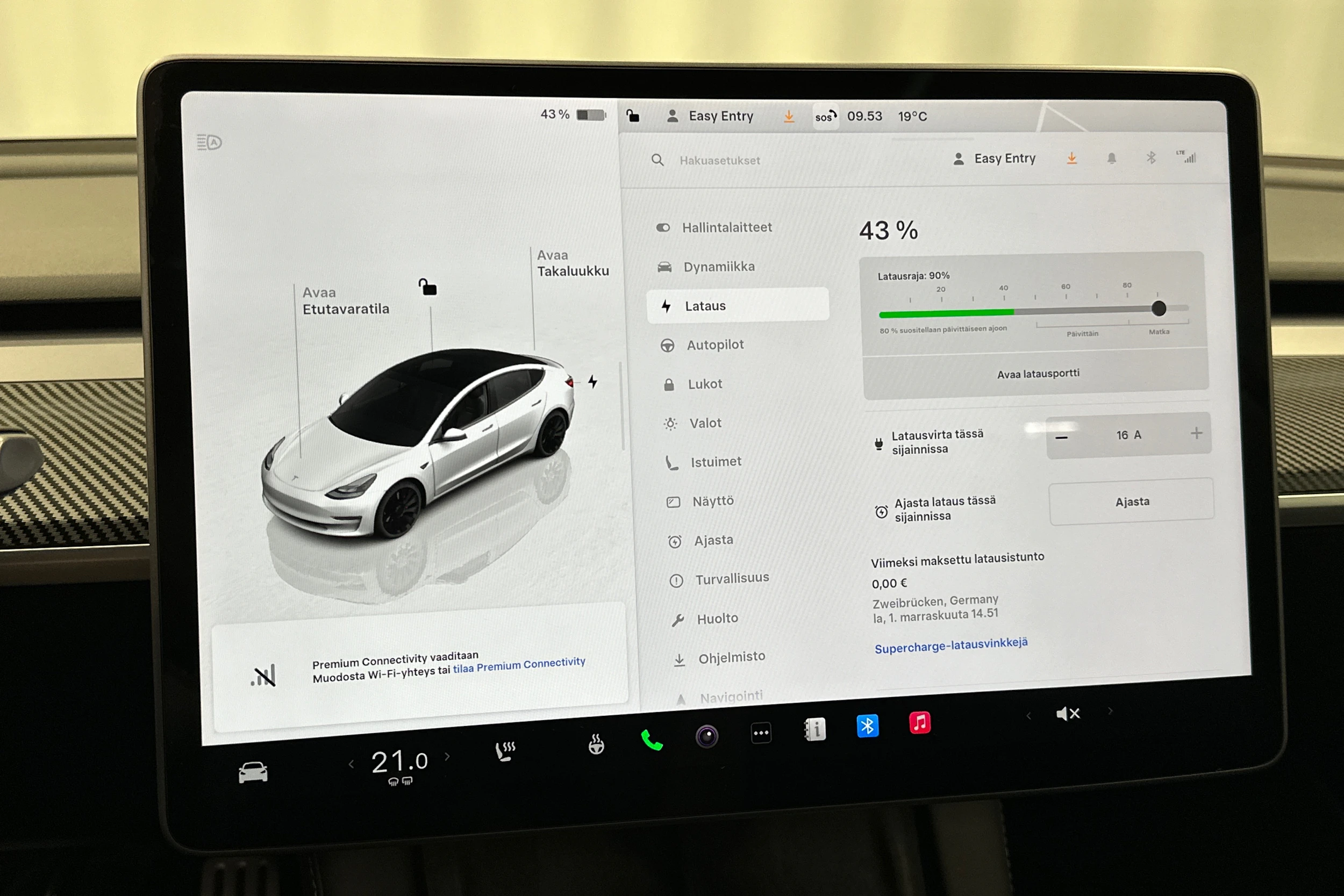 valkoinen Tesla Model 3 2023 kuva 22.