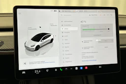 valkoinen Tesla Model 3 2023 kuva 22.