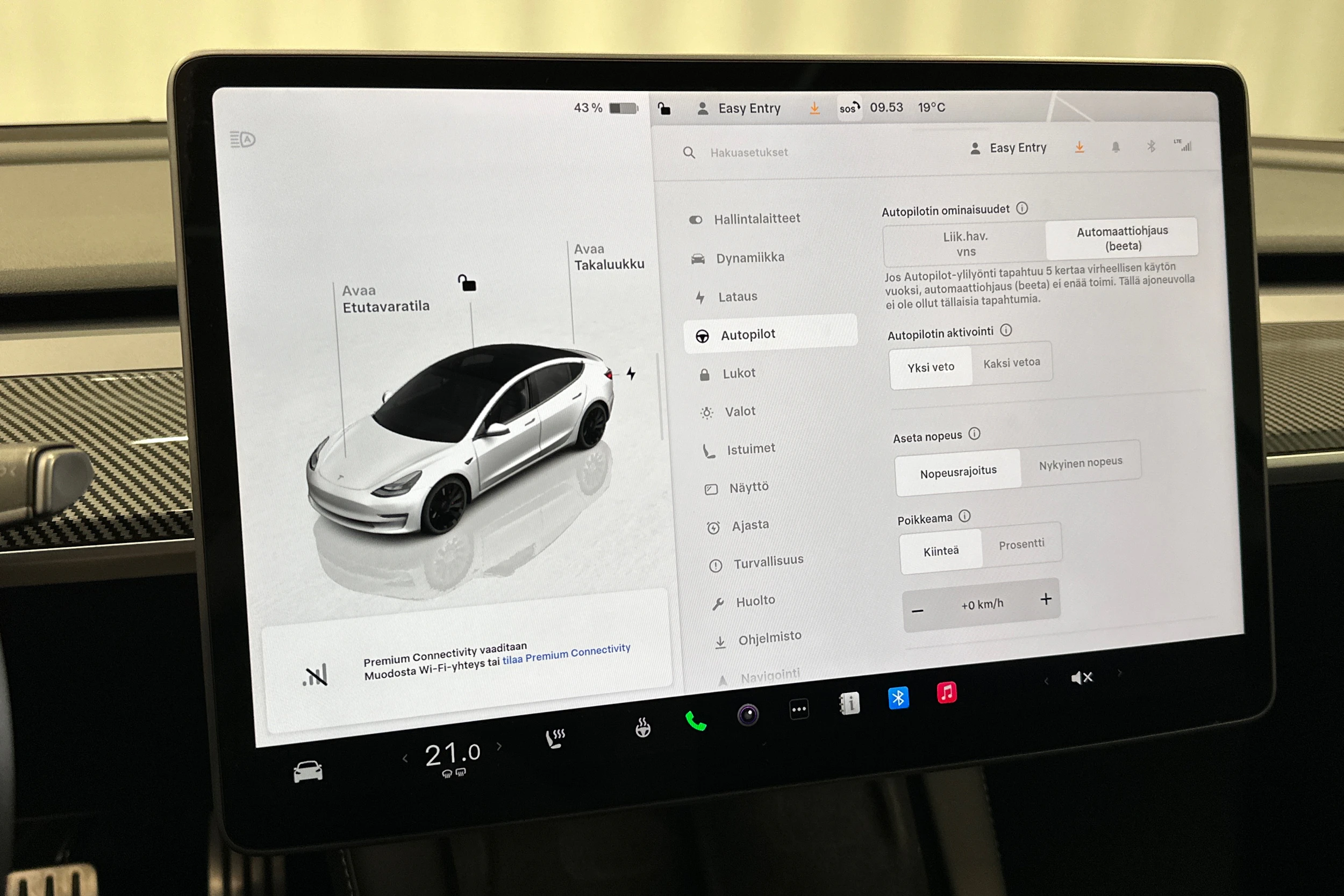 valkoinen Tesla Model 3 2023 kuva 23.