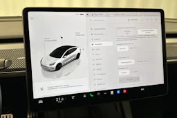 valkoinen Tesla Model 3 2023 kuva 23.