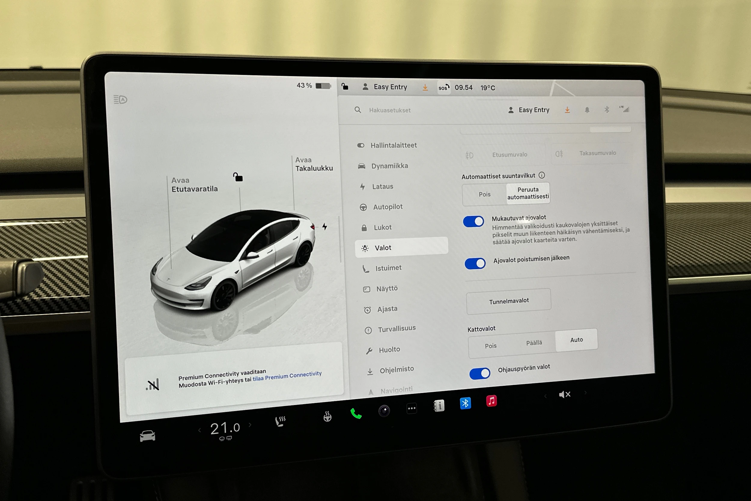 valkoinen Tesla Model 3 2023 kuva 24.