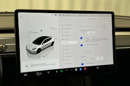 valkoinen Tesla Model 3 2023 kuva 24.