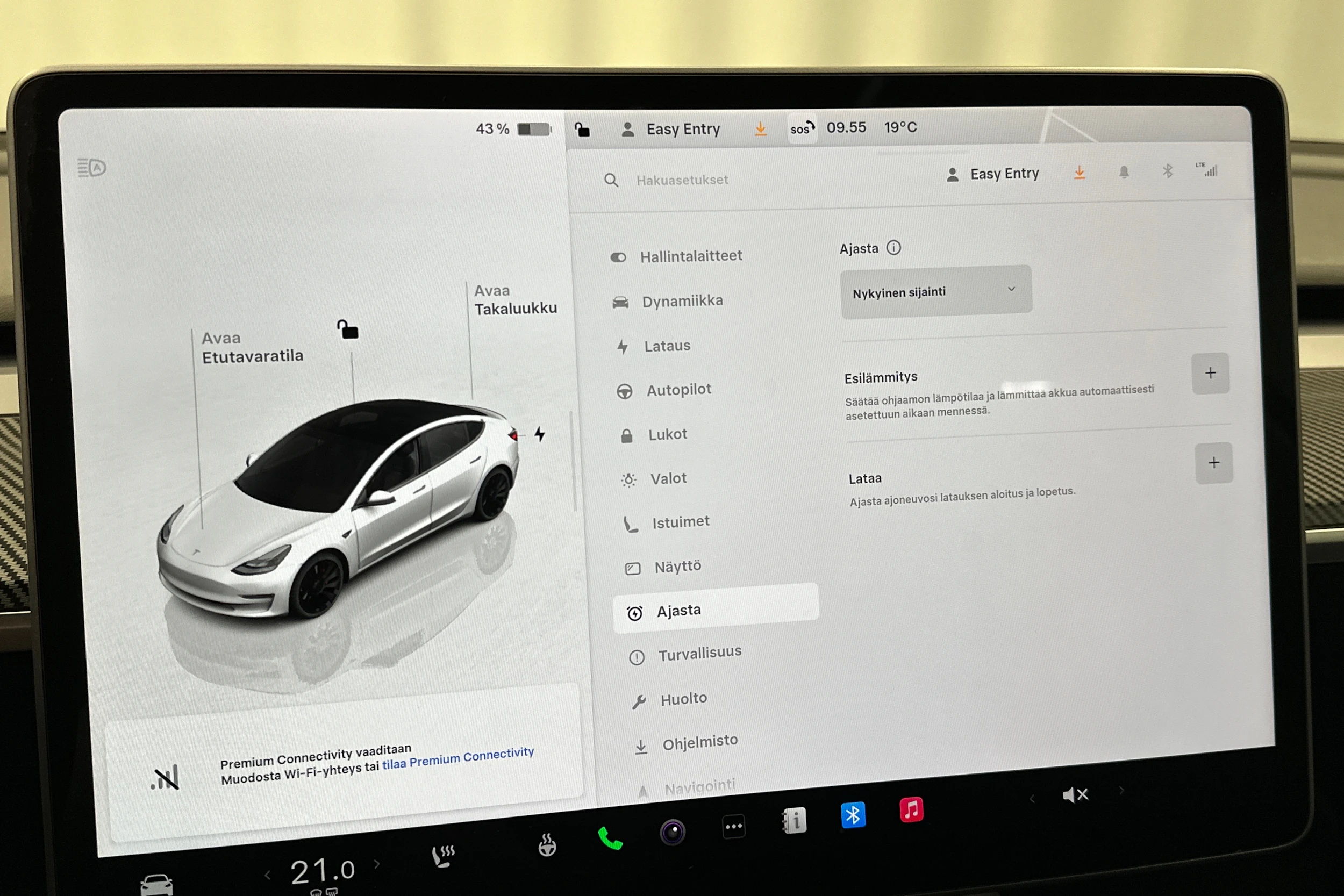 valkoinen Tesla Model 3 2023 kuva 25.